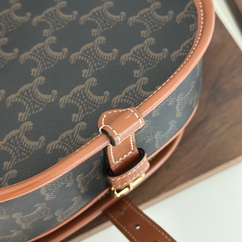 「台灣專櫃貨」 Celine FOLCO標誌印花牛皮革中號手袋 馬鞍包-10