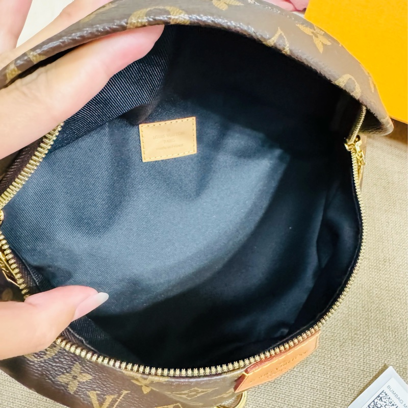 售 二手真品 LOUIS VUITTON LV M43644 經典Monogram 拉鍊腰包/斜背包-23