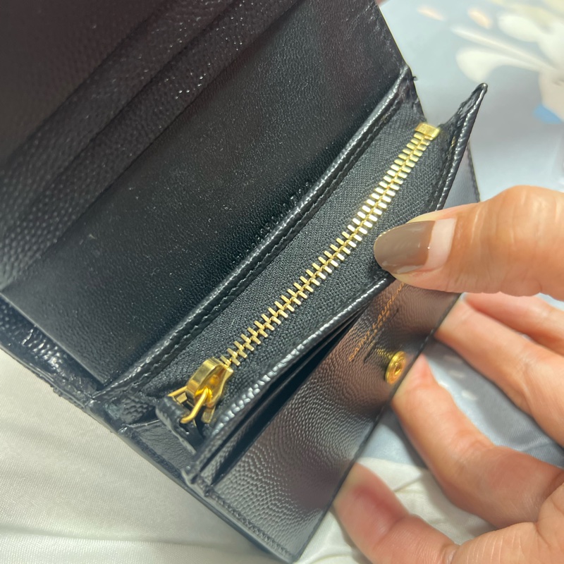 YSL MONOGRAM 魚子醬粒面壓紋釦式短夾(金字-黑色)-14