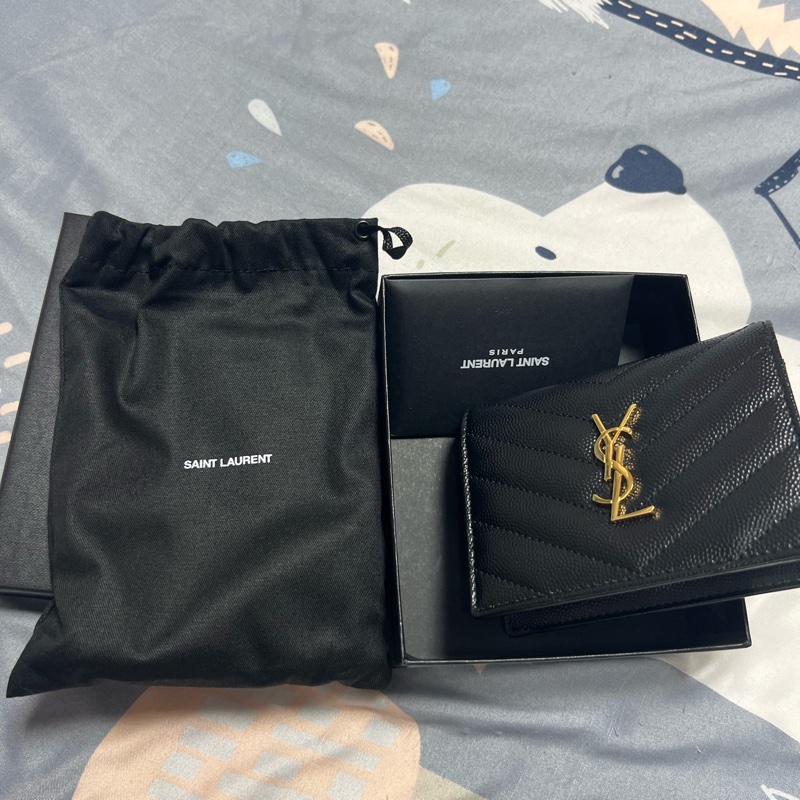 YSL MONOGRAM 魚子醬粒面壓紋釦式短夾(金字-黑色)-15