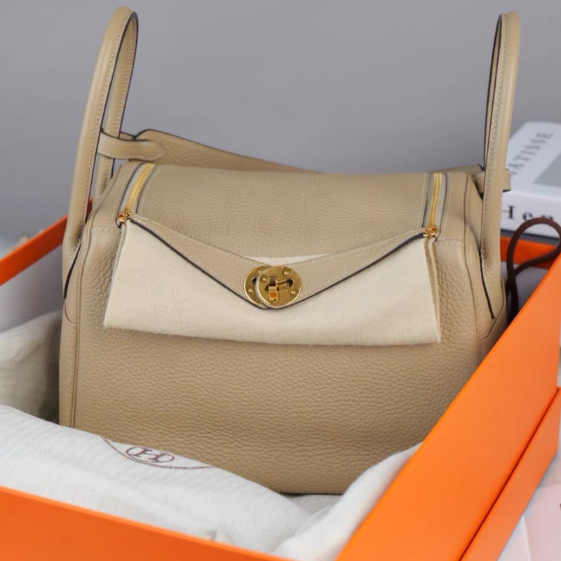 🎠💓 HERMES 愛馬仕 Lindy26 S2風衣灰 金扣 Z刻 附件:盒子 塵袋 小票-0