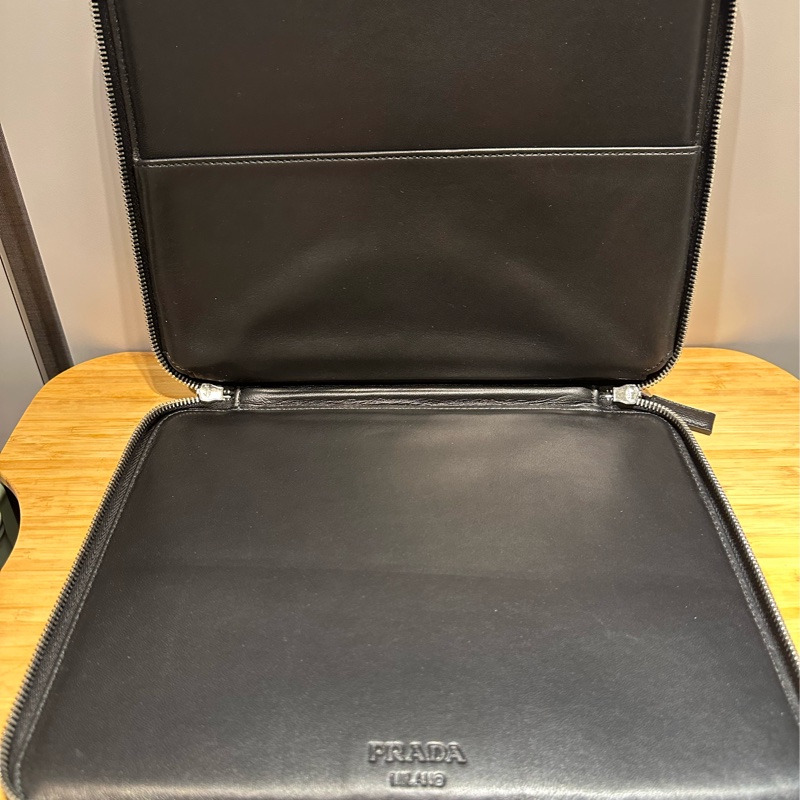 PRADA 黑色皮革防刮手拿包-13