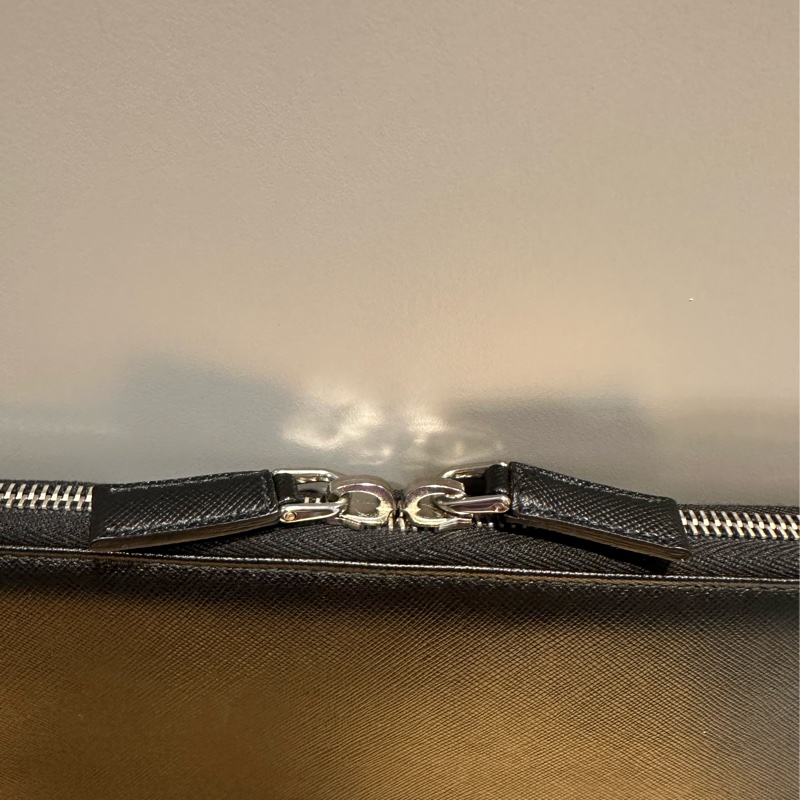 PRADA 黑色皮革防刮手拿包-14