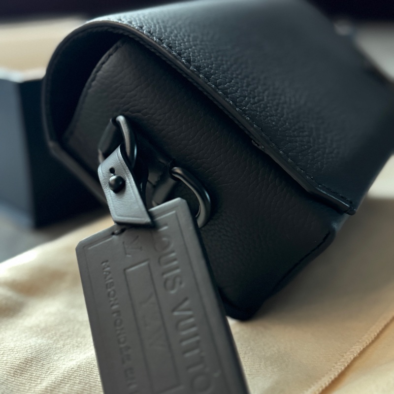 Louisvuitton 翻蓋隨身斜背包-4