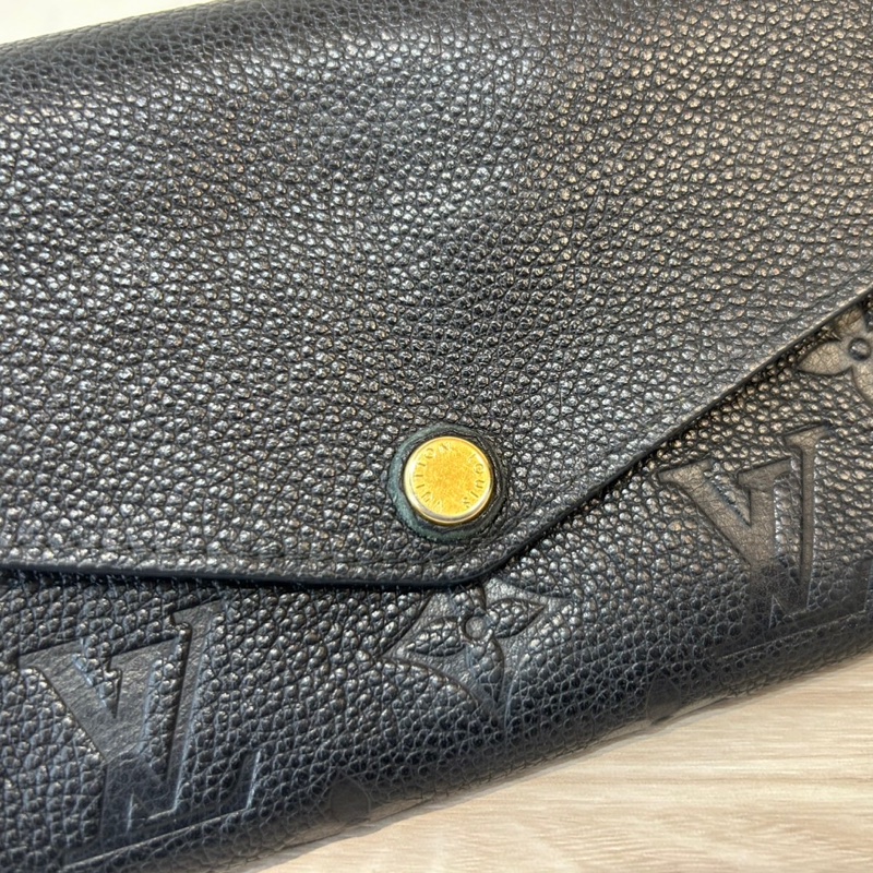 LV黑牛皮壓紋SARAH下蓋式信封長夾M61182-26