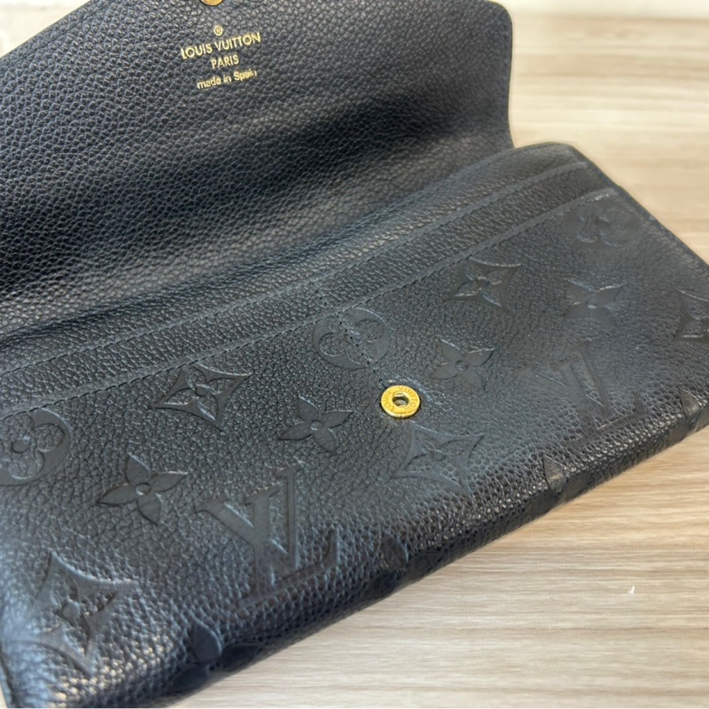 LV黑牛皮壓紋SARAH下蓋式信封長夾M61182-28