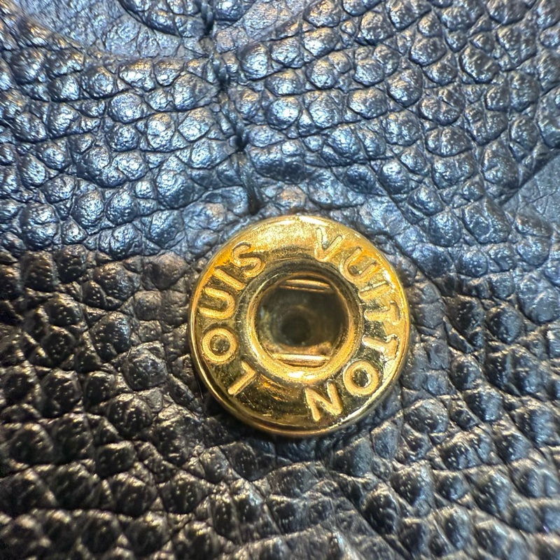LV黑牛皮壓紋SARAH下蓋式信封長夾M61182-34