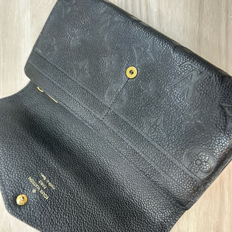 LV黑牛皮壓紋SARAH下蓋式信封長夾M61182-13