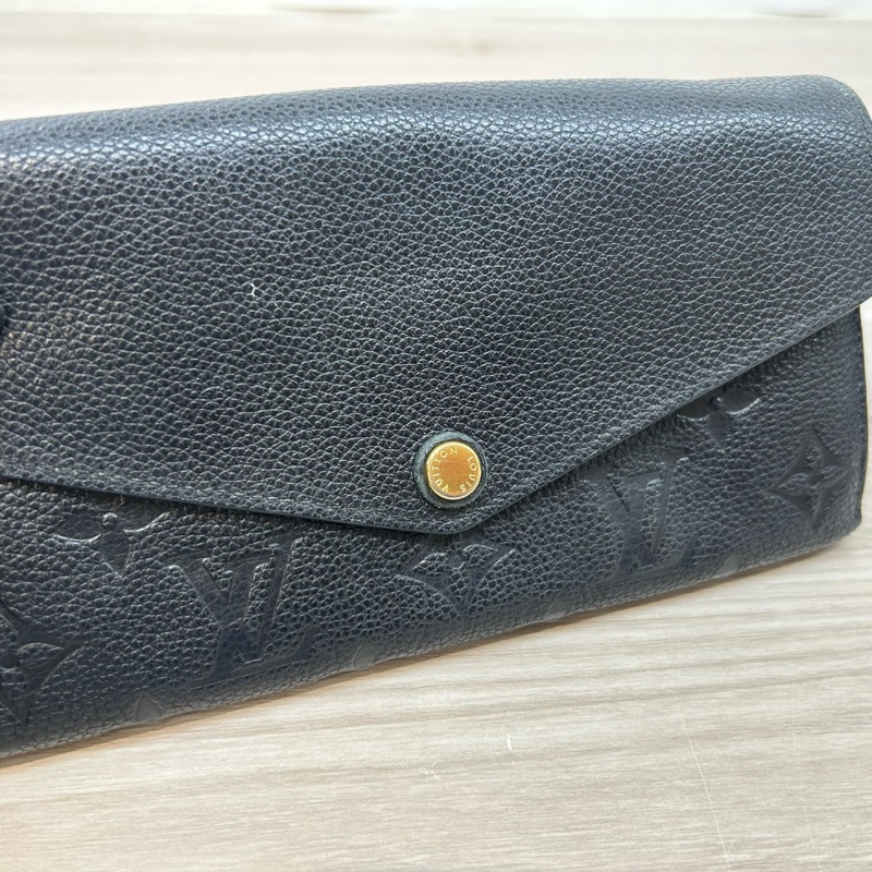 LV黑牛皮壓紋SARAH下蓋式信封長夾M61182-15