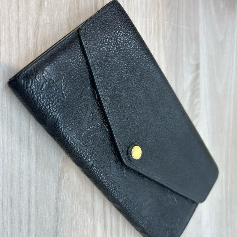 LV黑牛皮壓紋SARAH下蓋式信封長夾M61182-23