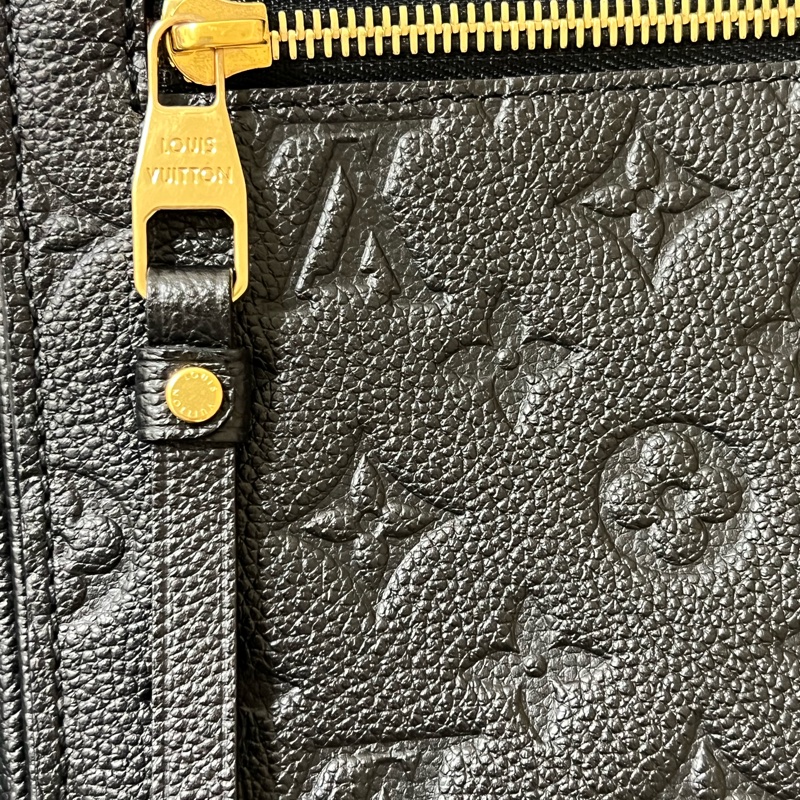 LV 黑色壓紋郵差包-9