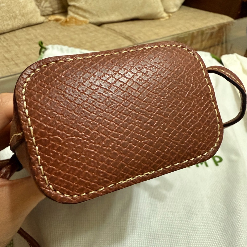 (二手)longchamp 牛皮掀蓋斜背手機包-6