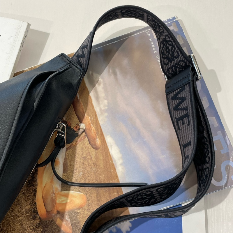 ▪️富貴選物FUGUEI▪️LOEWE 黑全皮革三角胸口包-3