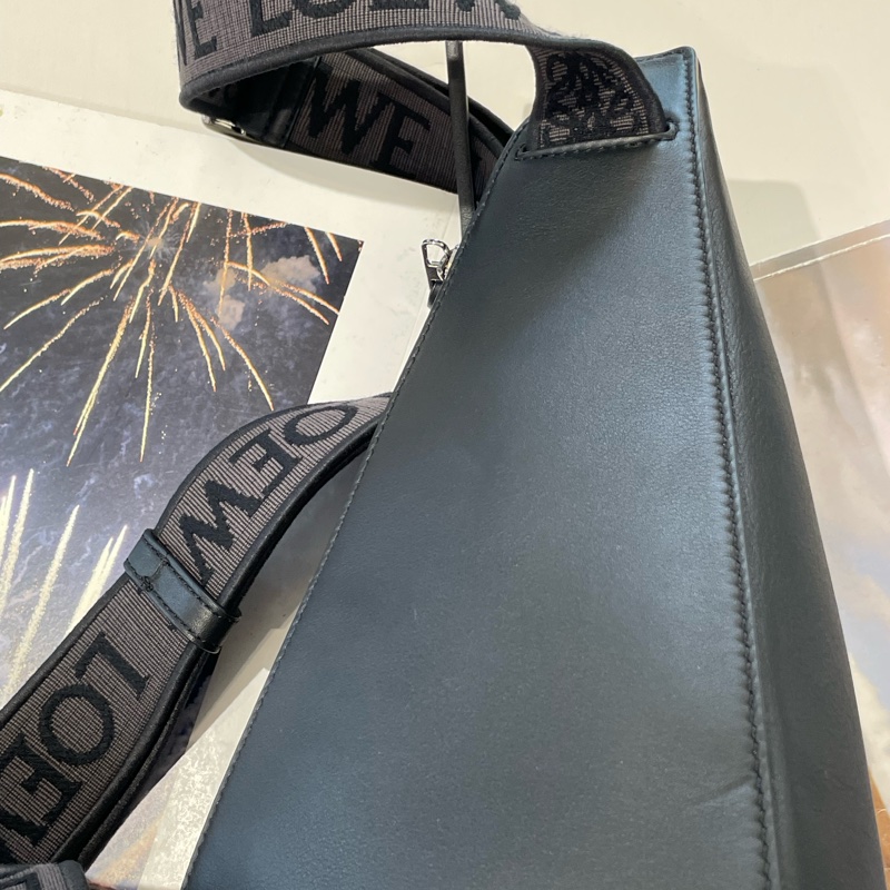 ▪️富貴選物FUGUEI▪️LOEWE 黑全皮革三角胸口包-8