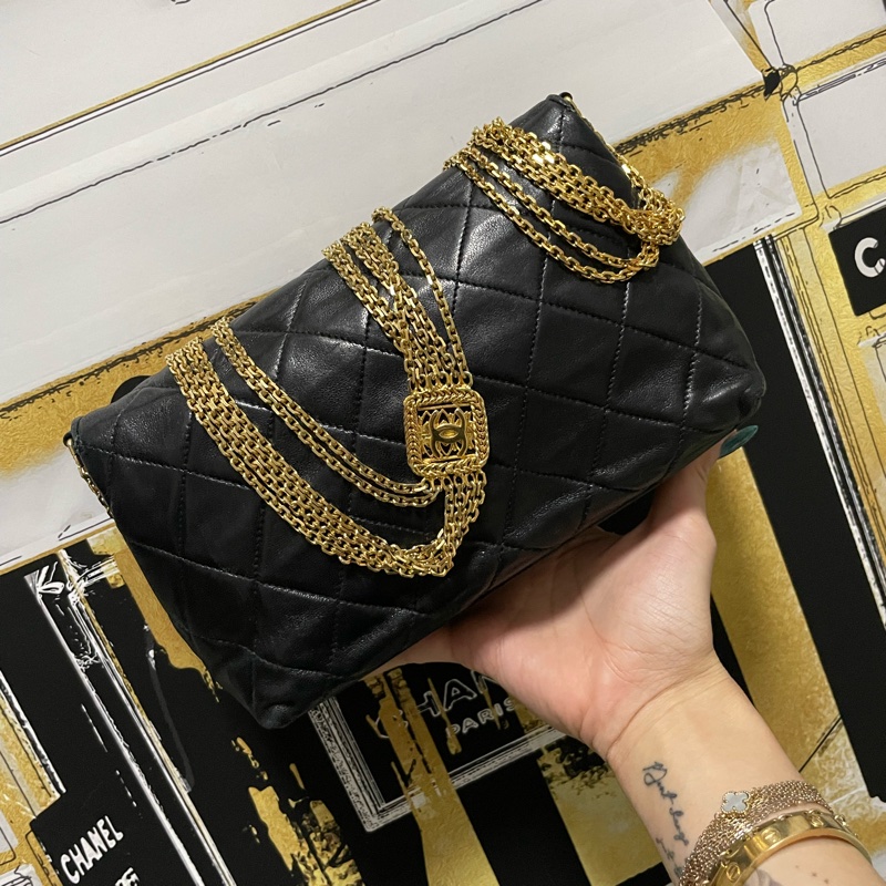 Vintage Chanel 關之琳同款CC logo 多鏈條⛓️ 羊皮camera bag。-2