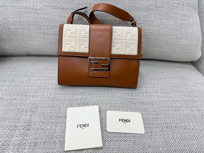 FENDI 新款FLAT BAGUETTE 焦糖色刺繡logo法棍皮包-7