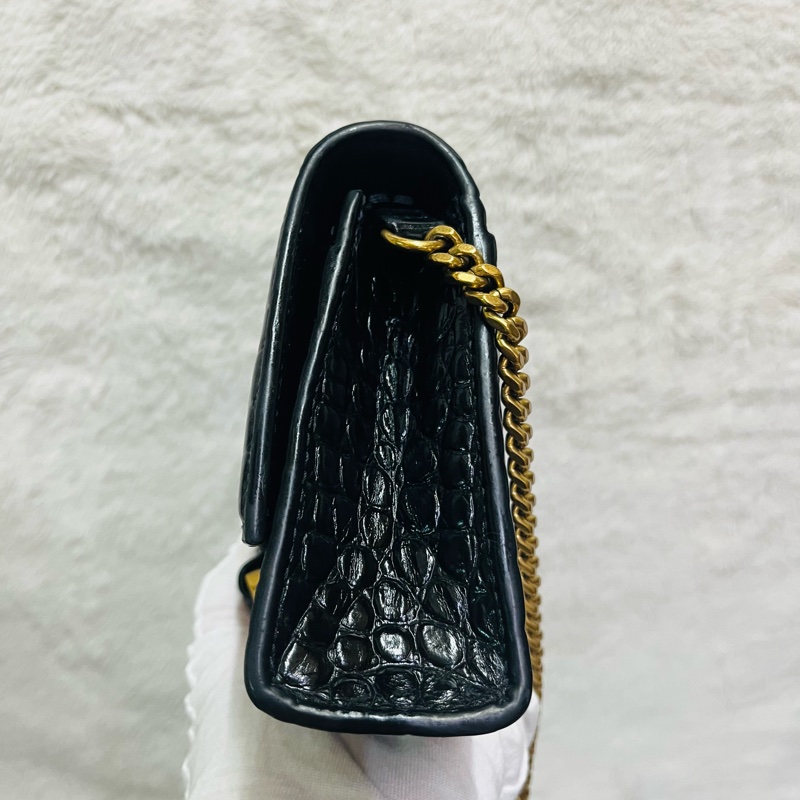 BALENCIAGA Hourglass B> 鱷魚紋壓花牛皮鍊帶斜背沙漏包(黑金)#磁吸釦式-6