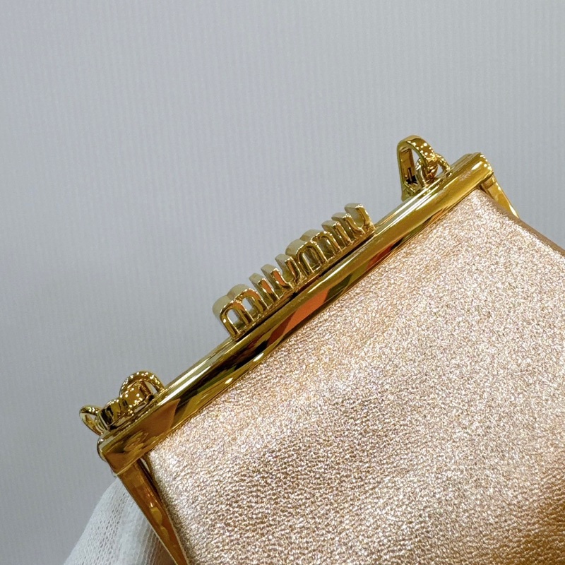 莉亞精品♡ Miumiu 香檳粉金蛇鏈小側背包 全新閒置品-5