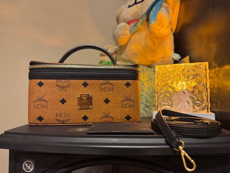 MCM 小盒子 化妝包 地雷系品牌印花皮革拉鍊翻蓋斜背化妝箱-22