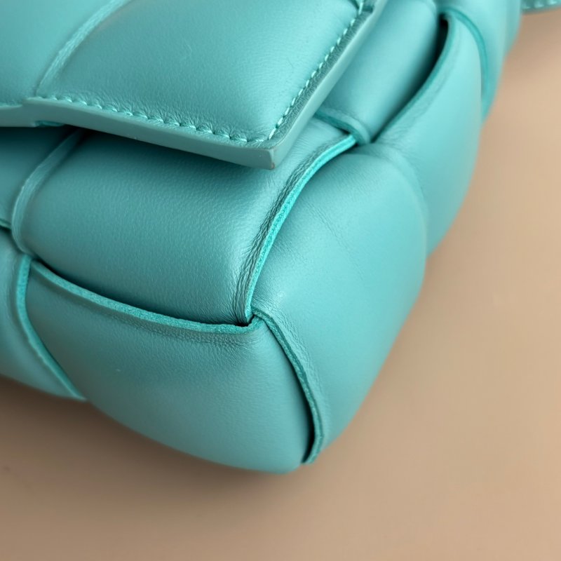 ::BOTTEGA VENETA:: BV Padded Cassette 湖水綠羊皮大編織5x3橫式斜背枕頭包-6
