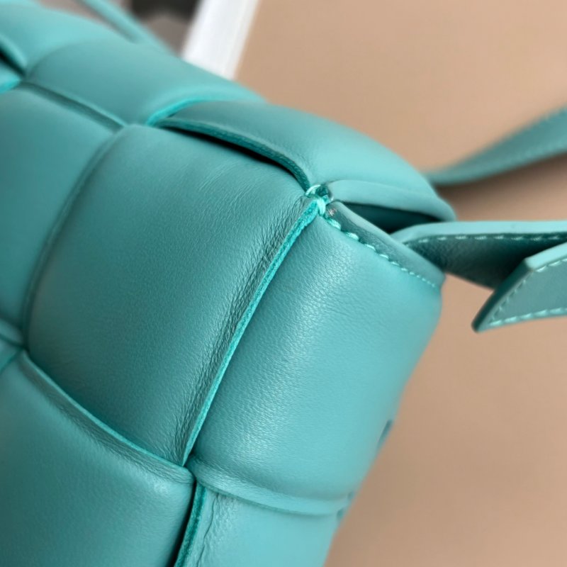 ::BOTTEGA VENETA:: BV Padded Cassette 湖水綠羊皮大編織5x3橫式斜背枕頭包-11