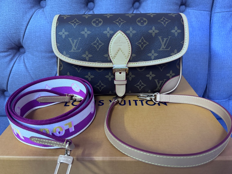 Louis Vuitton 路易威登 M46049 經典老花Monogram帆布Diane系列雙背帶肩背斜背包法棍包(經典花紋x粉色)-16