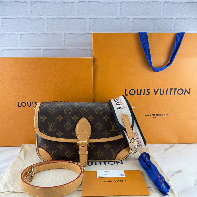 LOUIS VUITTON 路易威登 LV Diane 經典花紋 法棍包 雙肩帶-0
