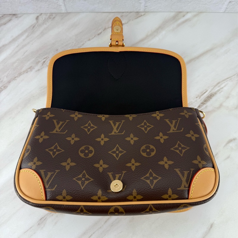 LOUIS VUITTON 路易威登 LV Diane 經典花紋 法棍包 雙肩帶-18