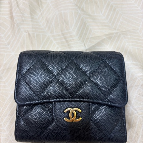 Chanel魚子醬三折短夾牛皮金扣全配