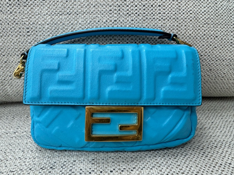 FENDI 藍色全皮浮雕壓花 翻開mini鏈條包-0