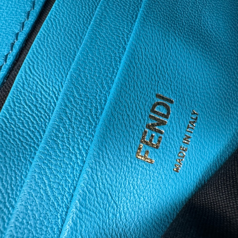 FENDI 藍色全皮浮雕壓花 翻開mini鏈條包-12