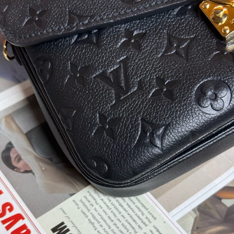 LV POCHETTE METIS黑壓紋牛皮壓紋郵差包✨最新晶片款-3