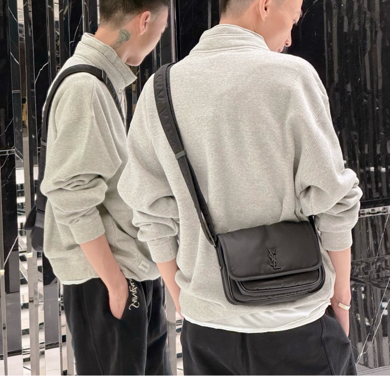 YSL聖羅蘭Niki黑色尼龍郵差包 尺寸約21×15 附件 塵袋-14