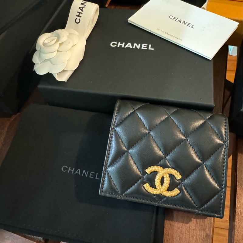 Chanel 季節款 黑色羊皮 金扣 兩折 對開短夾-0