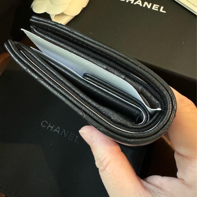 Chanel 季節款 黑色羊皮 金扣 兩折 對開短夾-6