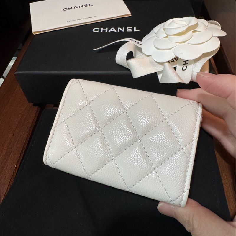 Chanel 白色金扣 荔枝皮 短夾-2