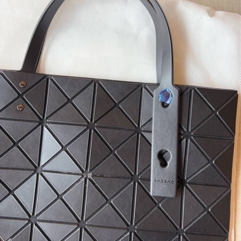 ISSEY MIYAKE 三宅一生 霧面黑6x6 托特包-1
