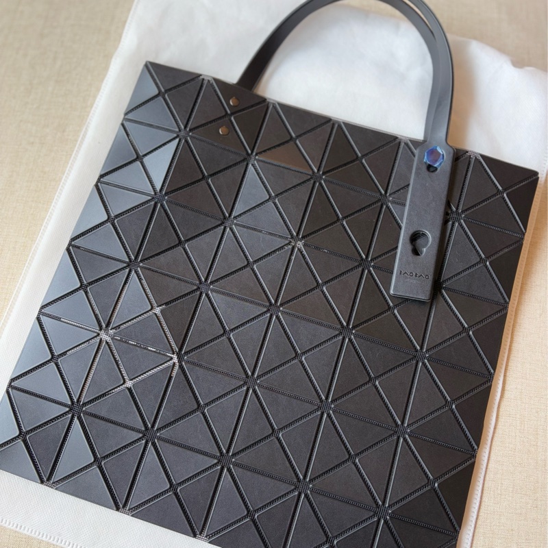 ISSEY MIYAKE 三宅一生 霧面黑6x6 托特包-2