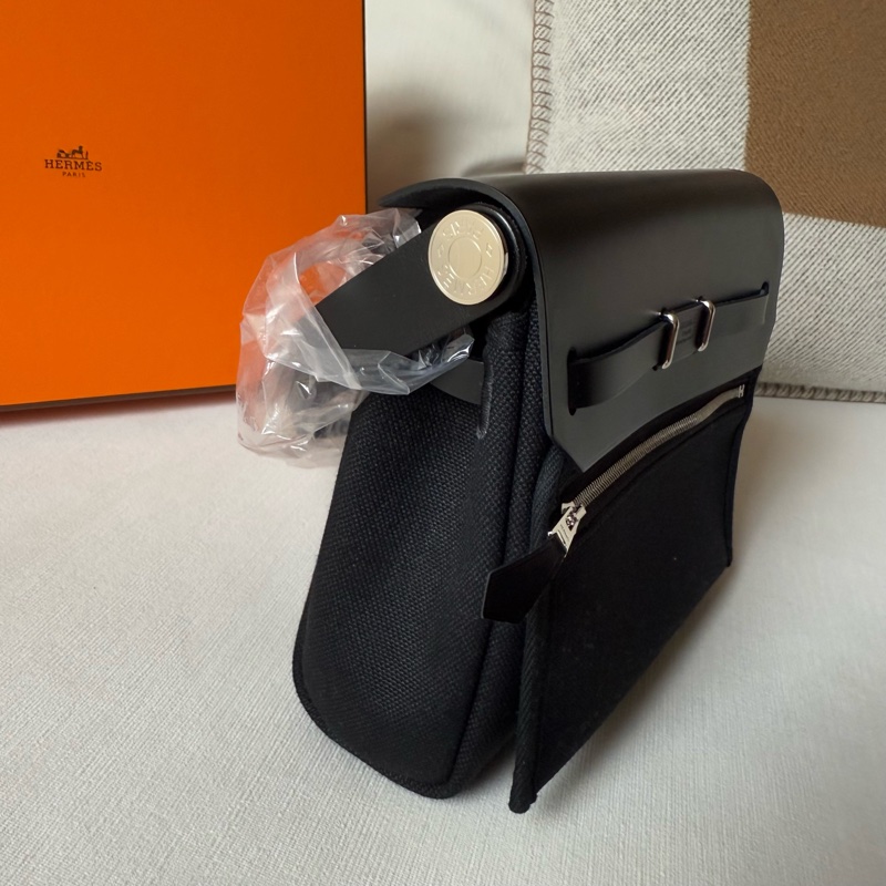 休閒款顏值擔當Hermes zip mini her bag 20黑色帆布包銀扣-13