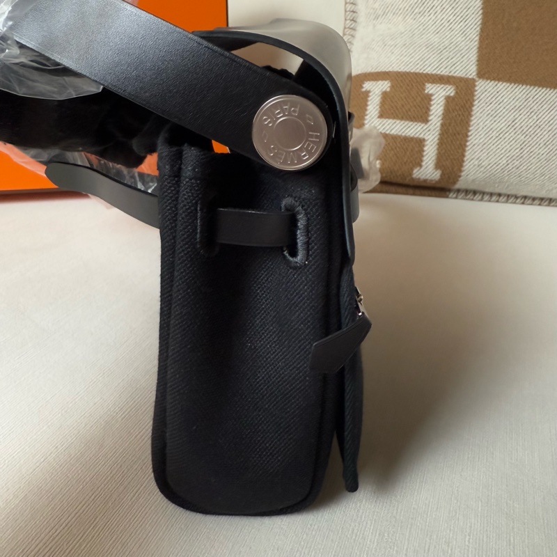 休閒款顏值擔當Hermes zip mini her bag 20黑色帆布包銀扣-17