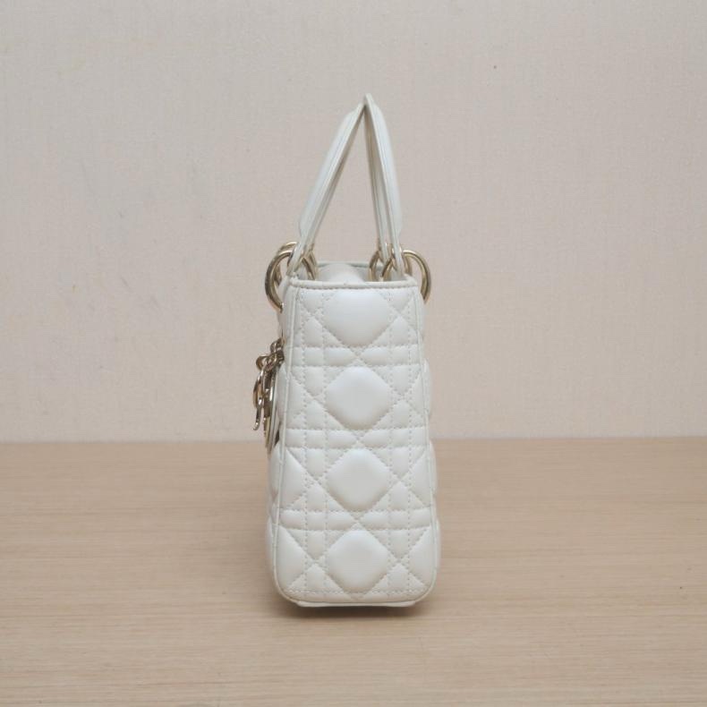 DIOR(迪奧) Lady Dior 戴妃包 四格 徽章肩帶 白色 金扣 2018-1