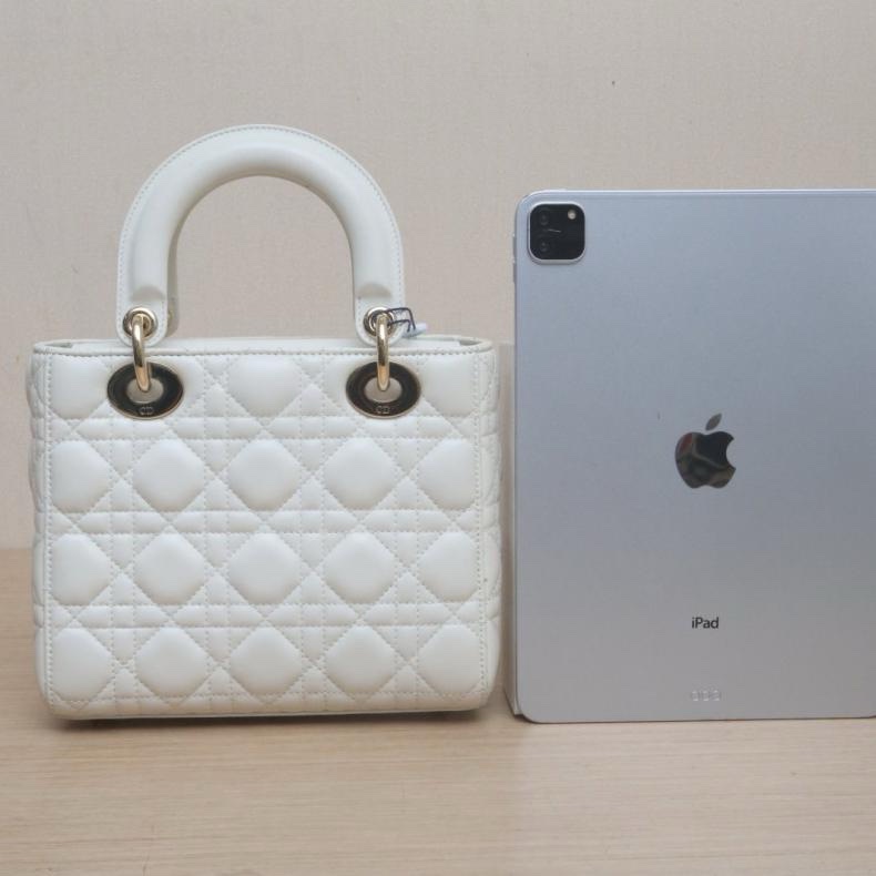 DIOR(迪奧) Lady Dior 戴妃包 四格 徽章肩帶 白色 金扣 2018-2
