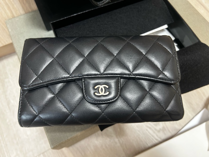 Chanel經典羊皮銀標長夾15開全配-9
