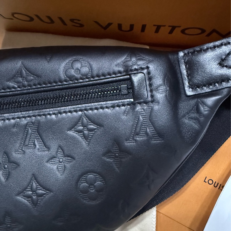 Louis Vuitton LV 專櫃購入 晶片款 99新 全皮老花壓紋 男士腰包/胸包 小牛皮DISCOVERY PM 腰包 M46036-5