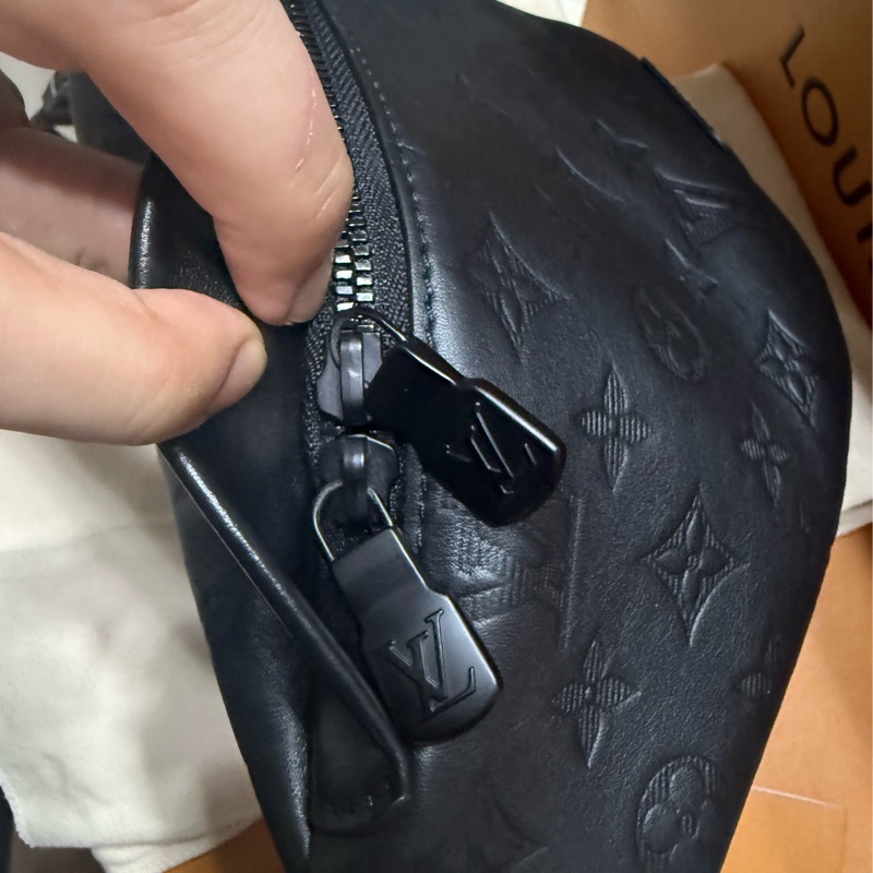 Louis Vuitton LV 專櫃購入 晶片款 99新 全皮老花壓紋 男士腰包/胸包 小牛皮DISCOVERY PM 腰包 M46036-6
