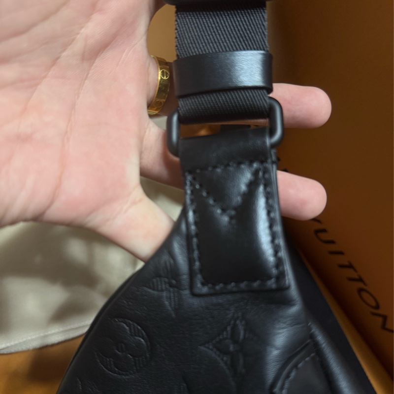 Louis Vuitton LV 專櫃購入 晶片款 99新 全皮老花壓紋 男士腰包/胸包 小牛皮DISCOVERY PM 腰包 M46036-15