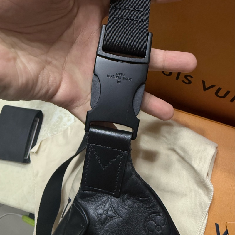 Louis Vuitton LV 專櫃購入 晶片款 99新 全皮老花壓紋 男士腰包/胸包 小牛皮DISCOVERY PM 腰包 M46036-16