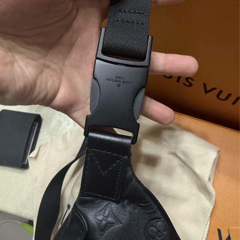 Louis Vuitton LV 專櫃購入 晶片款 99新 全皮老花壓紋 男士腰包/胸包 小牛皮DISCOVERY PM 腰包 M46036-26