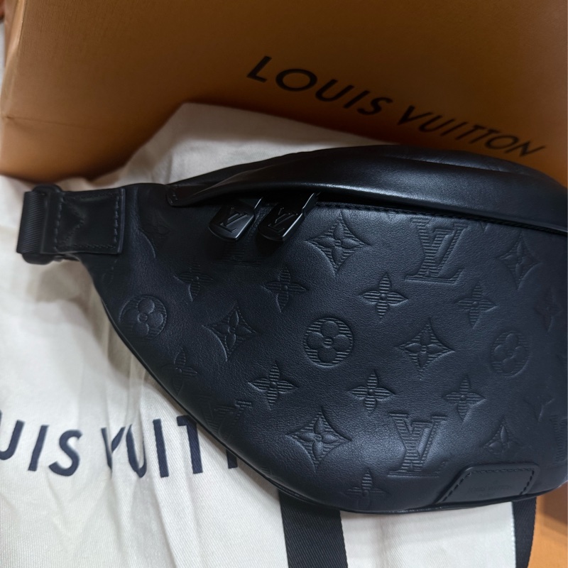 Louis Vuitton LV 專櫃購入 晶片款 99新 全皮老花壓紋 男士腰包/胸包 小牛皮DISCOVERY PM 腰包 M46036-28