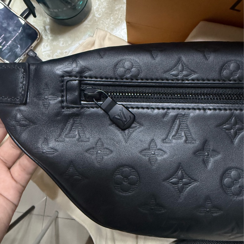 Louis Vuitton LV 專櫃購入 晶片款 99新 全皮老花壓紋 男士腰包/胸包 小牛皮DISCOVERY PM 腰包 M46036-29
